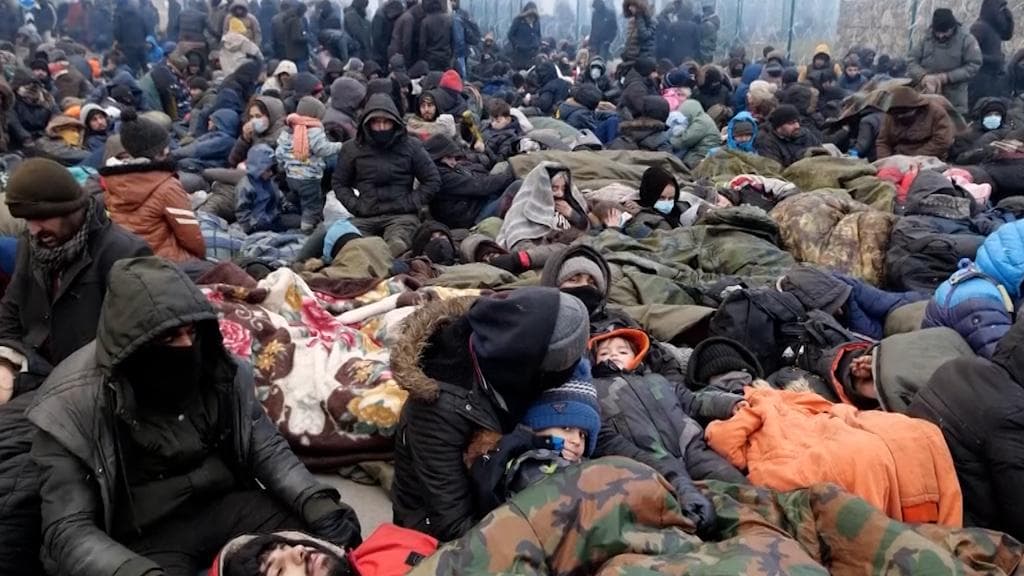 Thousands of migrants waiting near Belarus-Poland border