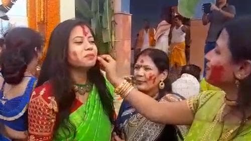 Durga Puja 2021 : সপ্তমীতেই সিঁদুর খেলার রীতি দুর্গাপুরের রায় বাড়িতে