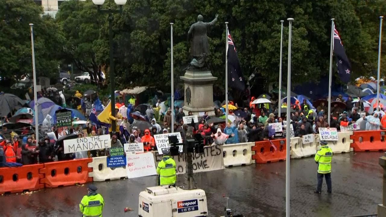 New Zealand: গান বাজিয়ে বিক্ষুব্ধ জনতাকে ছত্রখান করার চেষ্টা নিউজিল্যান্ডে