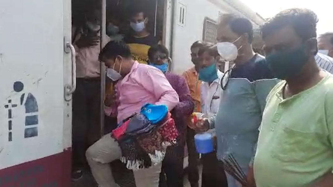 Local train : দীর্ঘদিন পর চালু লোকাল ট্রেন, মালা, ধূপ দিয়ে পুজো করলেন শেওড়াফুলির হকাররা