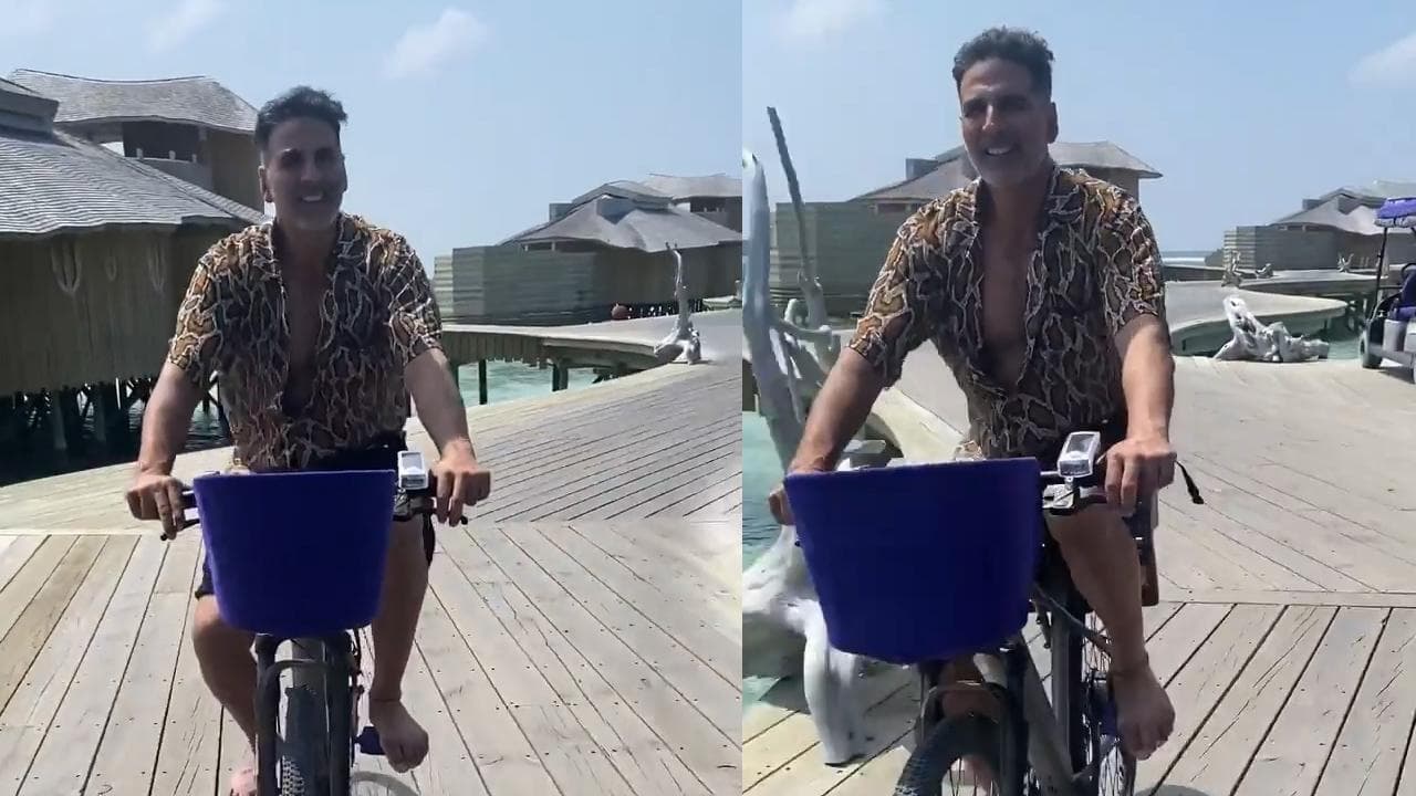 मालदीव में साइकल चलाते नजर आए Akshay Kumar, फैमिली के साथ मना रहे हैं वेकेशन