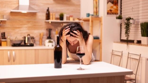 Stress: तनाव की वजह से महिलाओं में बढ़ रही है शराब पीने की आदत, जानिये क्या कहती है नई स्टडी