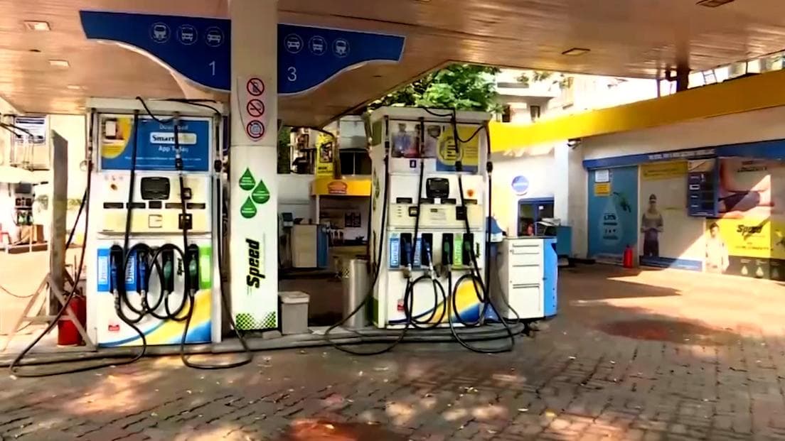 Protest against Petro Price hike: পেট্রোপণ্যের মূল্যবৃদ্ধিতে কলকাতায় অভিনব প্রতিবাদ পাম্প মালিকদের