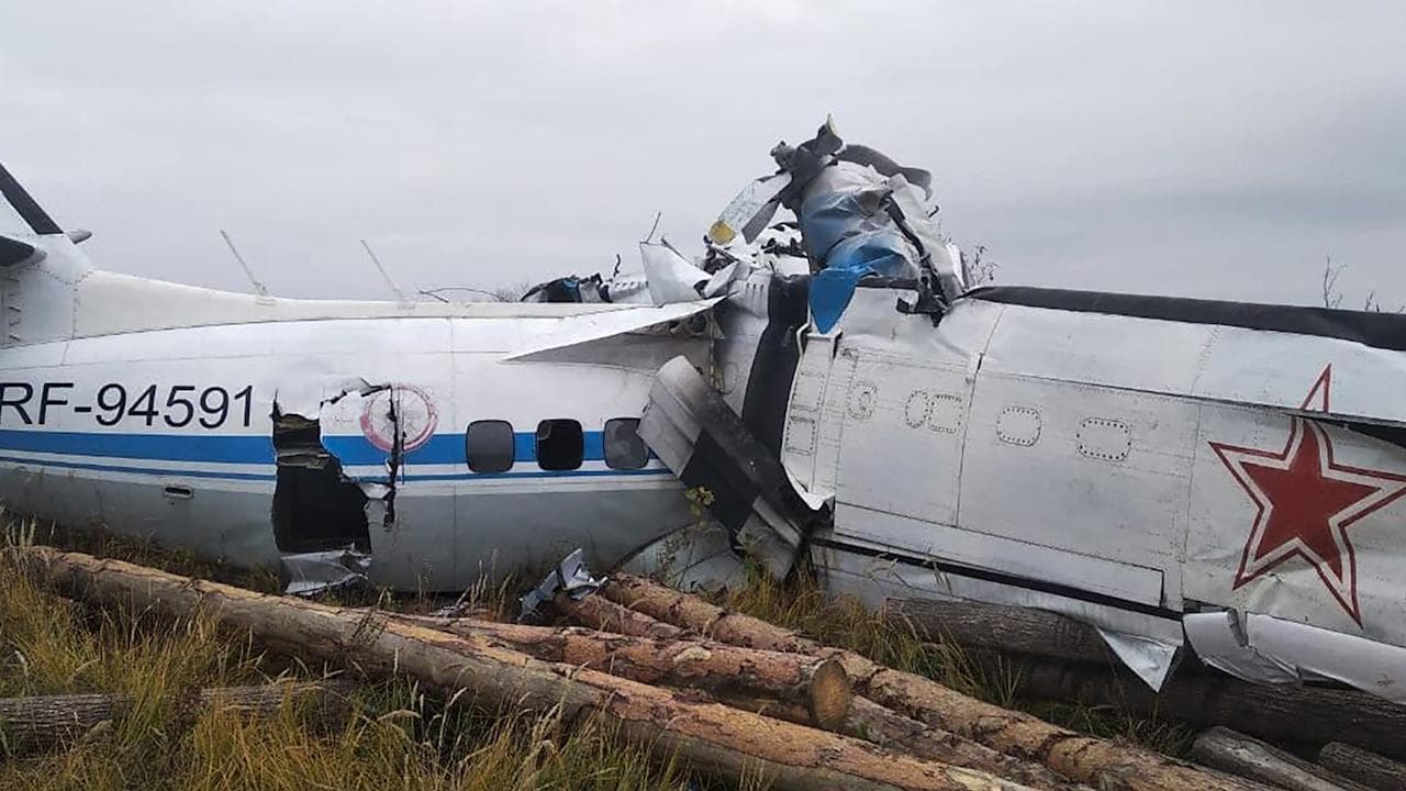 16 dead after plane crashes in Russia, 7 rescued from wreckage