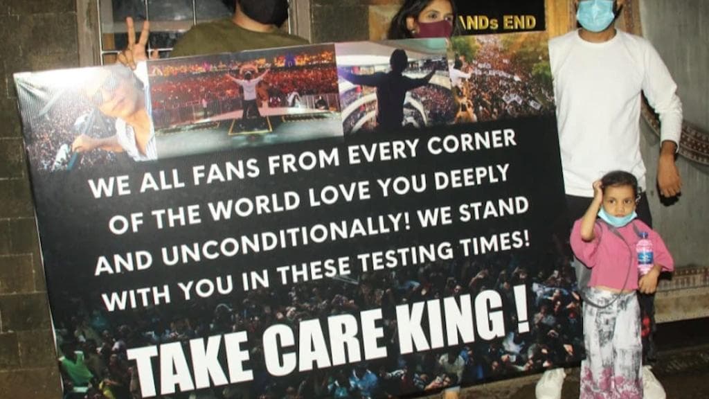 Sharukh Khan's Fans: 'আমরা তোমার পাশে আছি', মন্নতের সামনে প্ল্যাকার্ড নিয়ে ভিড় শাহরুখ-ভক্তদের