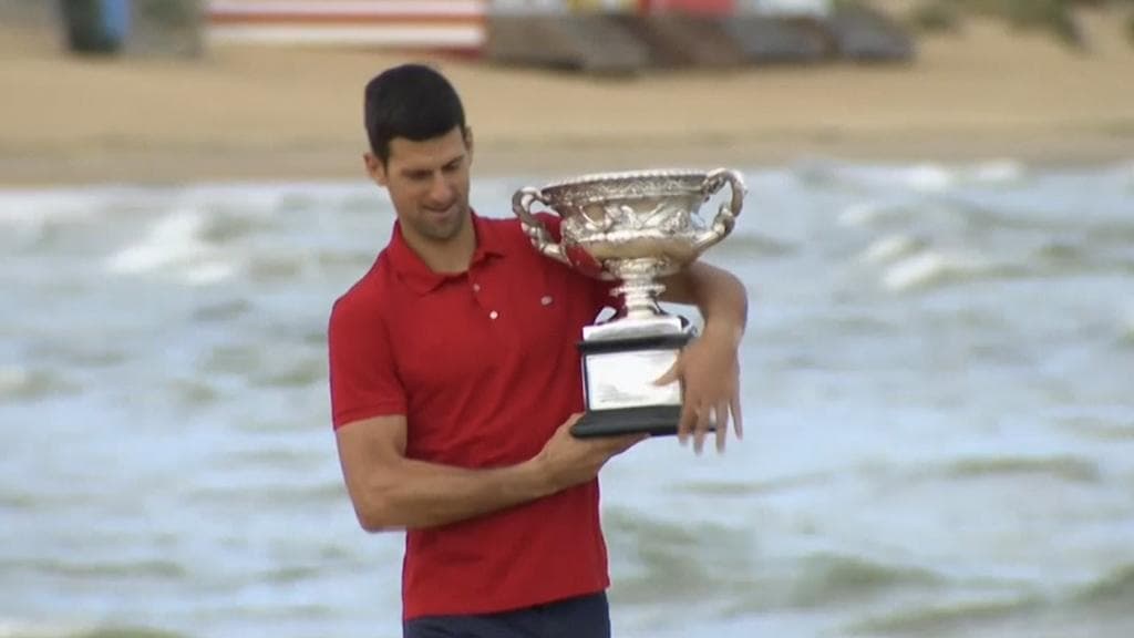 Novak Djokovic: মেলবোর্নের হোটেলে আটক 'টিকাকরণের বিরোধী' জোকোভিচ, বাইরে অনুরাগীদের বিক্ষোভ 