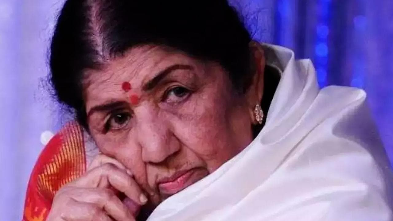 Lata Mangeshkar Health Update: अभी भी ICU में लता मंगेशकर, डॉक्टरों ने वेंटिलेटर से हटाकर किया ट्रायल!