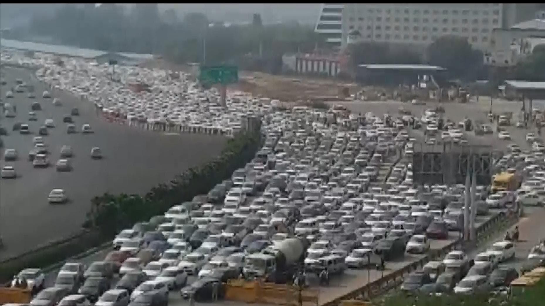 Bharat Bandh Today: भारत बंद का दिल्ली की सीमाओं पर जबरदस्त असर, कई मील लंबा लगा जाम