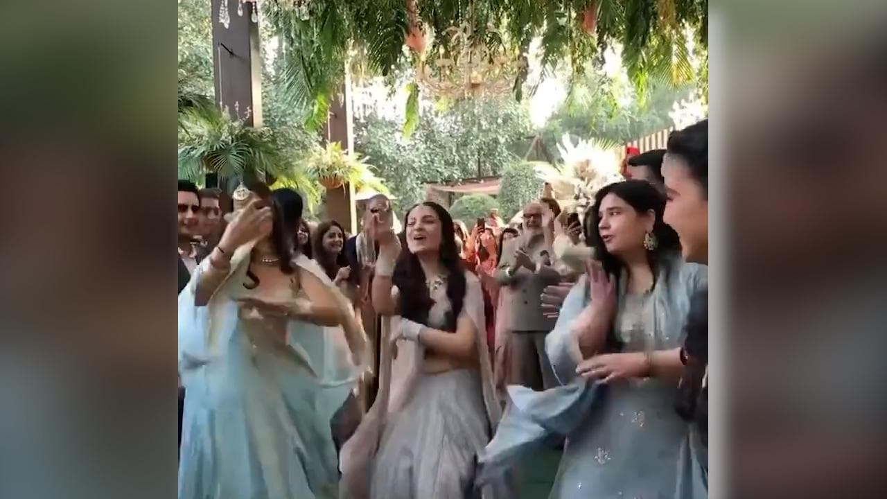 Wedding Viral Video : নাচে-গানে বিয়ের আসরে গ্র্যান্ড এন্ট্রি কনের, দেখুন ভিডিও