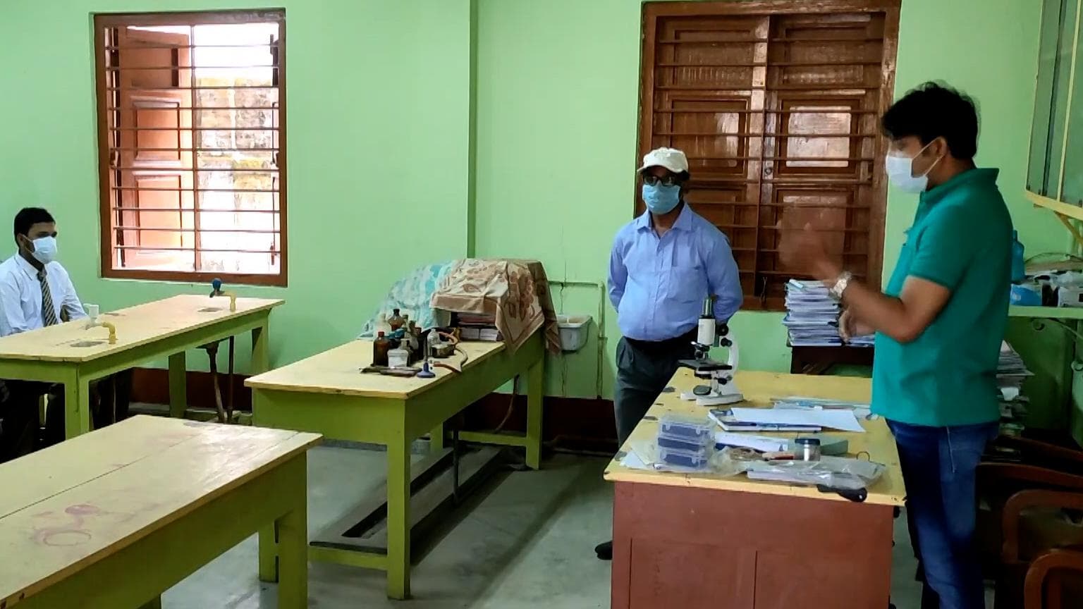 School Reopened in West Bengal: খুলল স্কুল, ফুল-লজেন্স দিয়ে স্বাগত পড়ুয়াদের