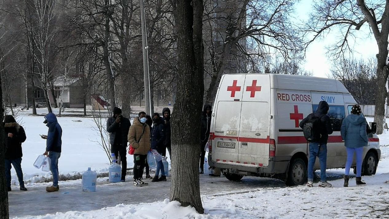 Indian Students in Ukraine: ইউক্রেনের যুদ্ধ বিধ্বস্ত সুমি শহরে জল, খাবার, ত্রাণ পৌঁছল রেডক্রস