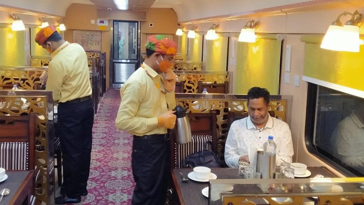 Ramayana Express के वेटर्स की ड्रेस बदली गई, विवाद और संतों के ऐतराज के बाद रेलवे ने लिया फैसला