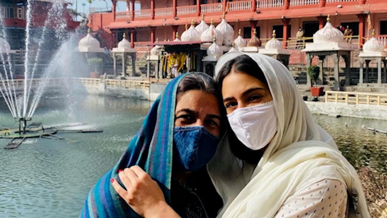 'Maa aur Mahakal', Sara Ali Khan visits Mahakaleshwar temple with mother Amrita Singh, shares pics