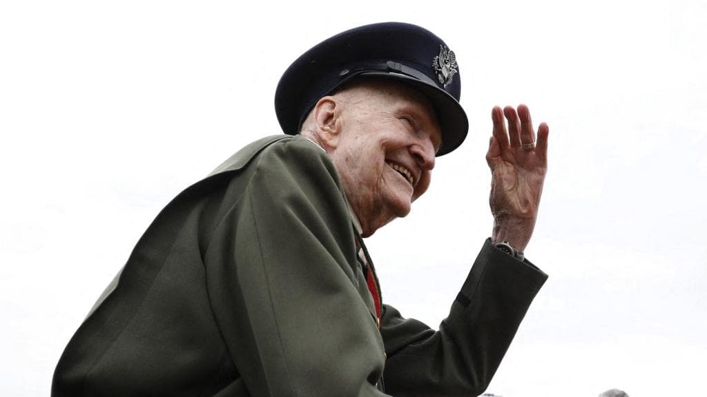 World War II: Berlin airlift 'candy bomber' dies at age 101