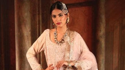 लाइट और एलिगेंट चिकनकारी की दुनिया है बेहद खूबसूरत, वार्डरॉब में ज़रूर करें शामिल 