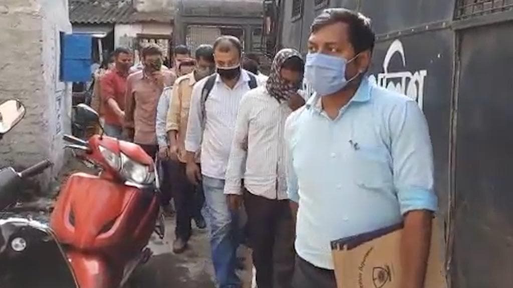 CID arrests fake pistol license creator: সিআইডি'র জালে বন্দুকের জাল লাইসেন্স চক্রের পাণ্ডা সহ ৬