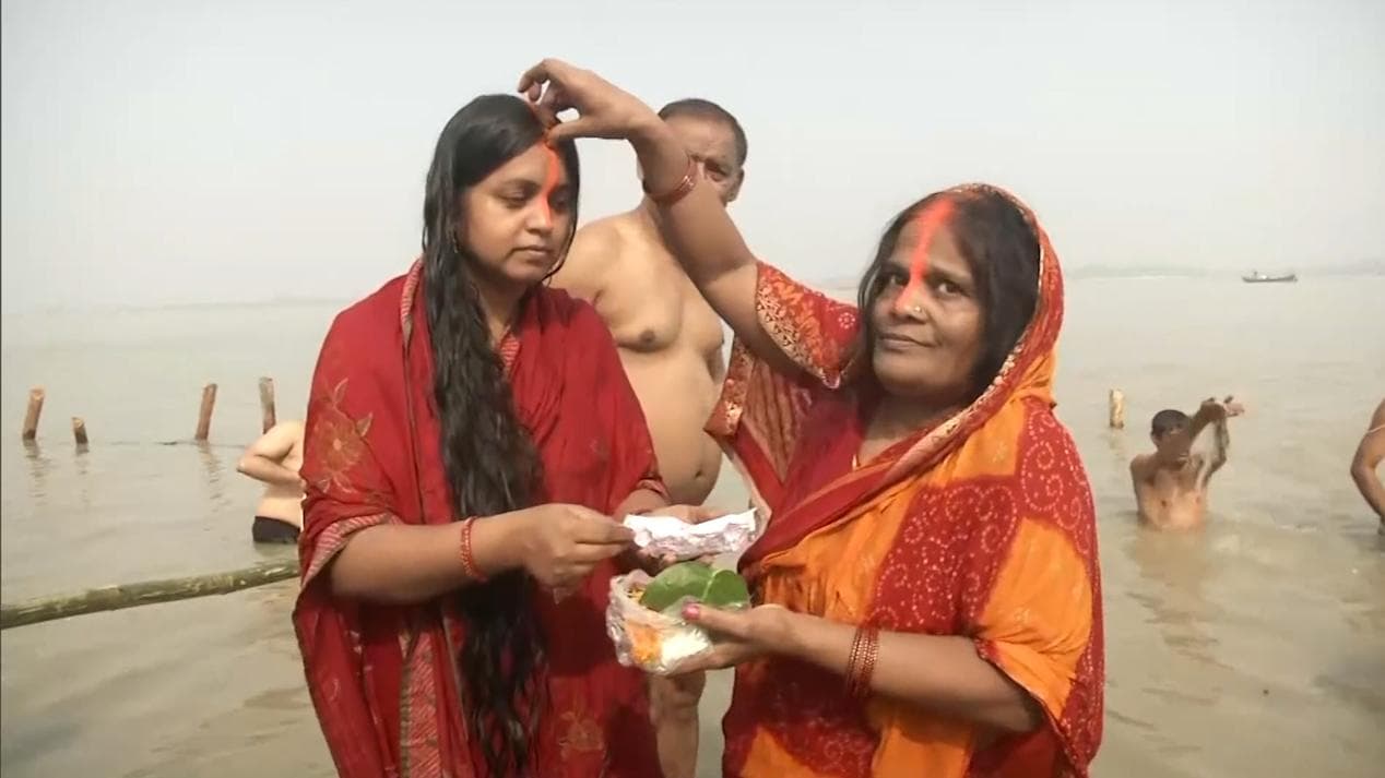 Chhat Puja 2021: ইচ্ছে মত মন্ত্র পড়া যায় ছট পুজোয়, জেনে নিন এ বছর পুজোর সময়