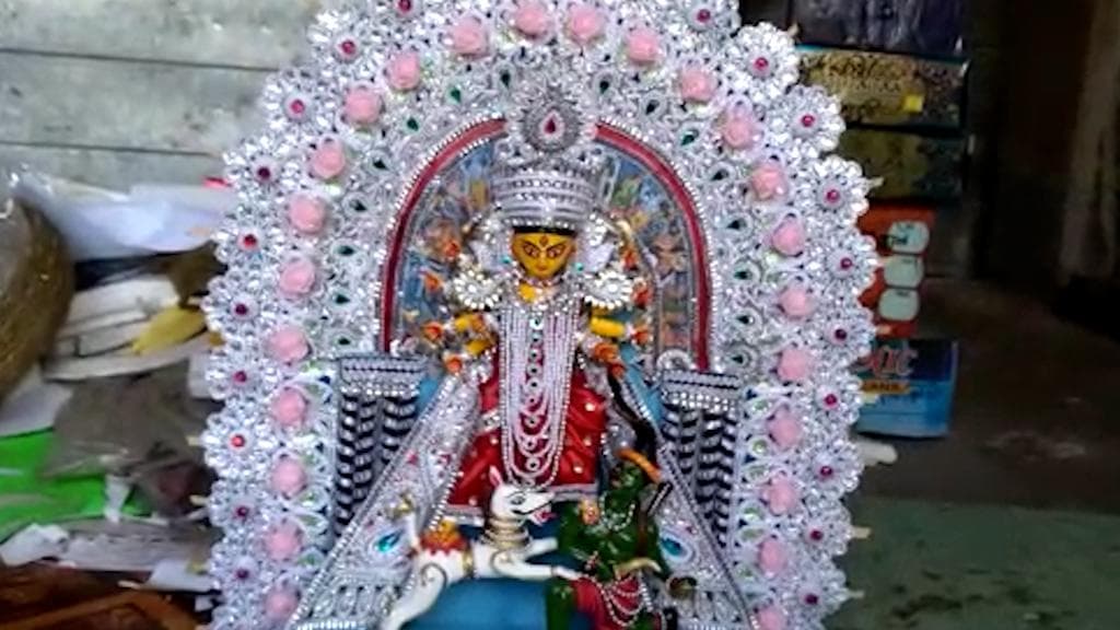 Durga Puja:  শান্তিপুরের রোহনের তৈরি ২১ ইঞ্চির দুর্গাপ্রতিমা পাড়ি দেবে ঝাড়খণ্ড