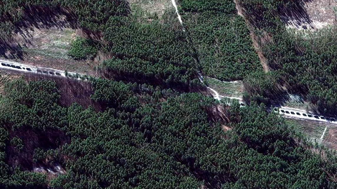 Ukraine-Russia: ৬৪ কিলোমিটার এলাকা জুড়ে রাশিয়ার সামরিক কনভয়, পুড়ছে বাড়ি, উপগ্রহ চিত্রে ধরা পড়ল ছবি