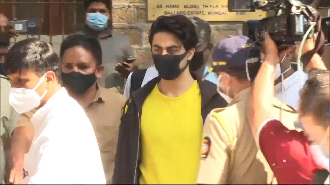 Aryan Khan अपने जन्मदिन से एक दिन पहले हाजिरी लगाने पहुंचे NCB ऑफिस, देखें तस्वीरें