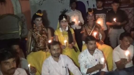 Ramlila: मुरादाबाद में बिजली विभाग के खिलाफ धरने पर बैठे 'राम, सीता और लक्ष्मण'