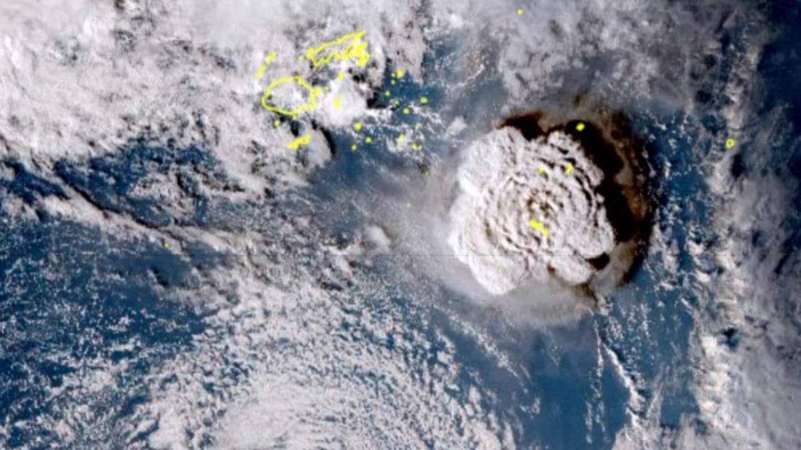  Volcano erupts near Tonga, islanders rush to escape tsunami