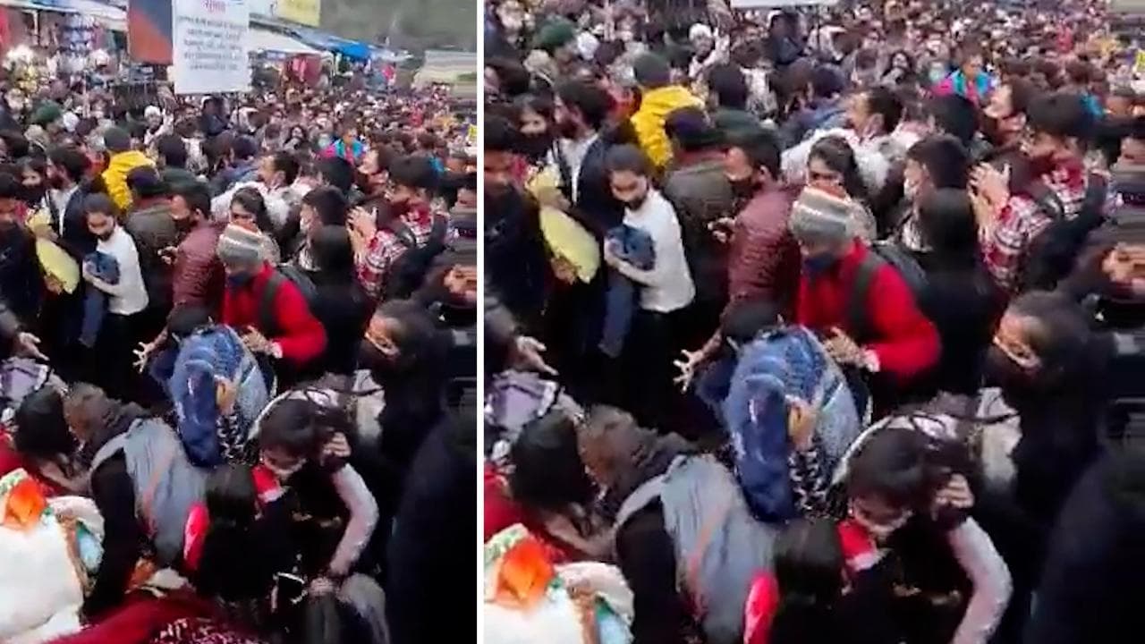 Delhi Omicron: सरोजनी नगर बाज़ार में 'वायरस को दावत' दे रही बेकाबू भीड़, Covid प्रोटोकॉल की उड़ी धज्जियां