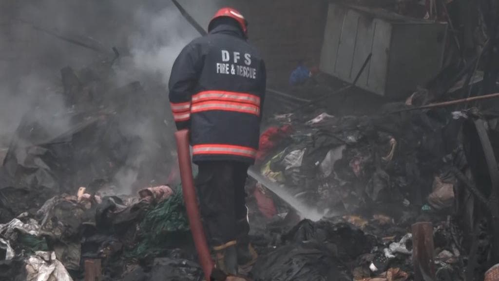 Delhi: Many shops burnt to ashes in Chandni chowk market fire