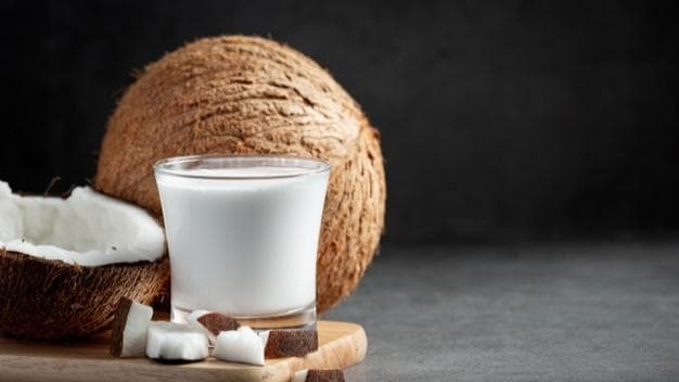Coconut Milk Health Benefits: वीगन लवर्स में बेहद पॉपुलर है नारियल का दूध, जानिये इसके हेल्थ बेनिफिट्स