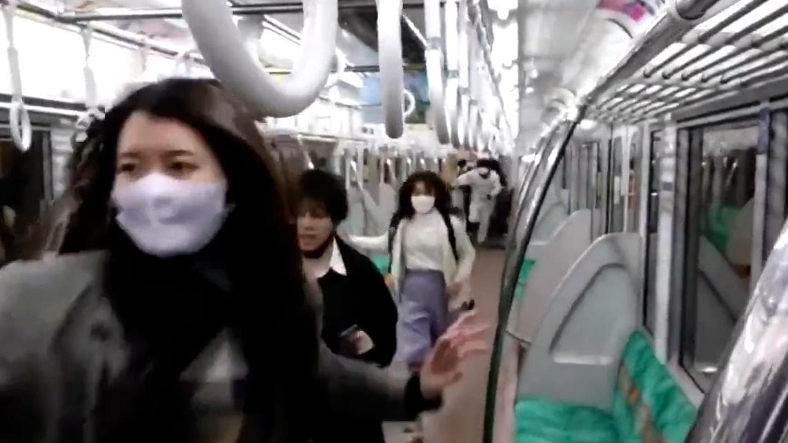 Japan : হাড় হিম করা হ্যালোইন, জাপানে চলন্ত ট্রেনে ছুরি নিয়ে হামলা জোকারের; আহত ১৭ 