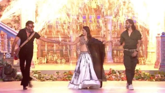 'Dance Deewane 3': Madhuri Dixit, Suniel Shetty & Jackie Shroff shake a leg on '90s songs