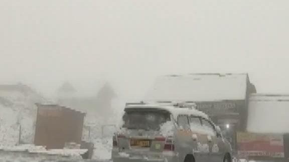 Snowfall in J&K: कहीं राहत तो कहीं आफत लेकर आई पहली बर्फबारी, बडगाम में 16 लोगों को पुलिस ने बचाया