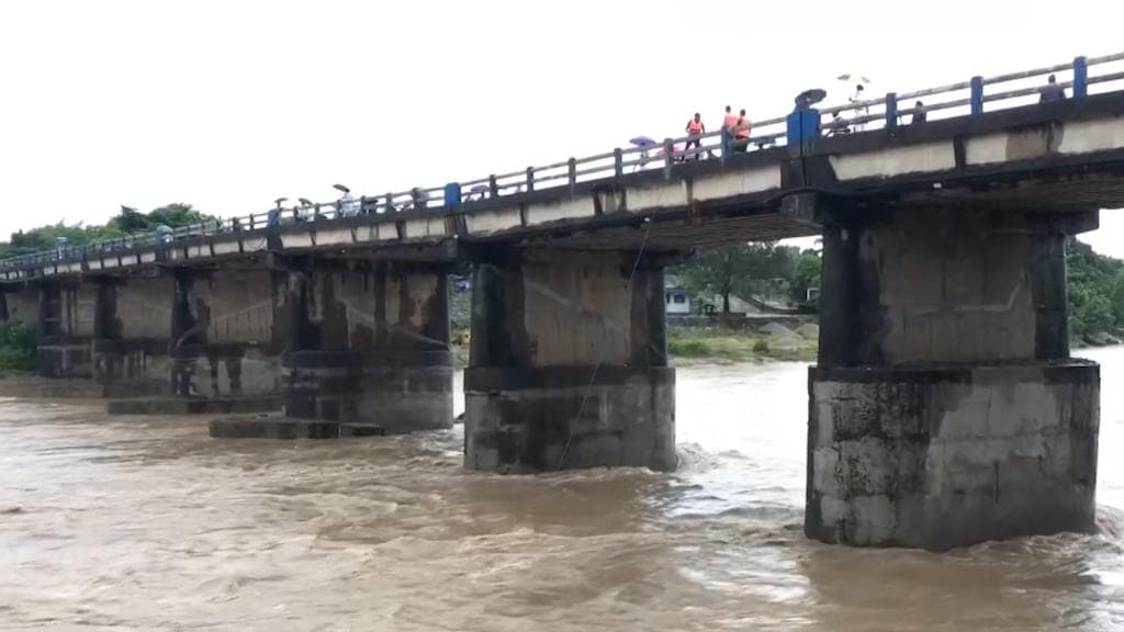 North Bengal: নতুন করে ধস দার্জিলিংয়ে, তিস্তার নদীবাঁধ ভেঙে বন্যা পরিস্থিতি জলপাইগুড়িতে