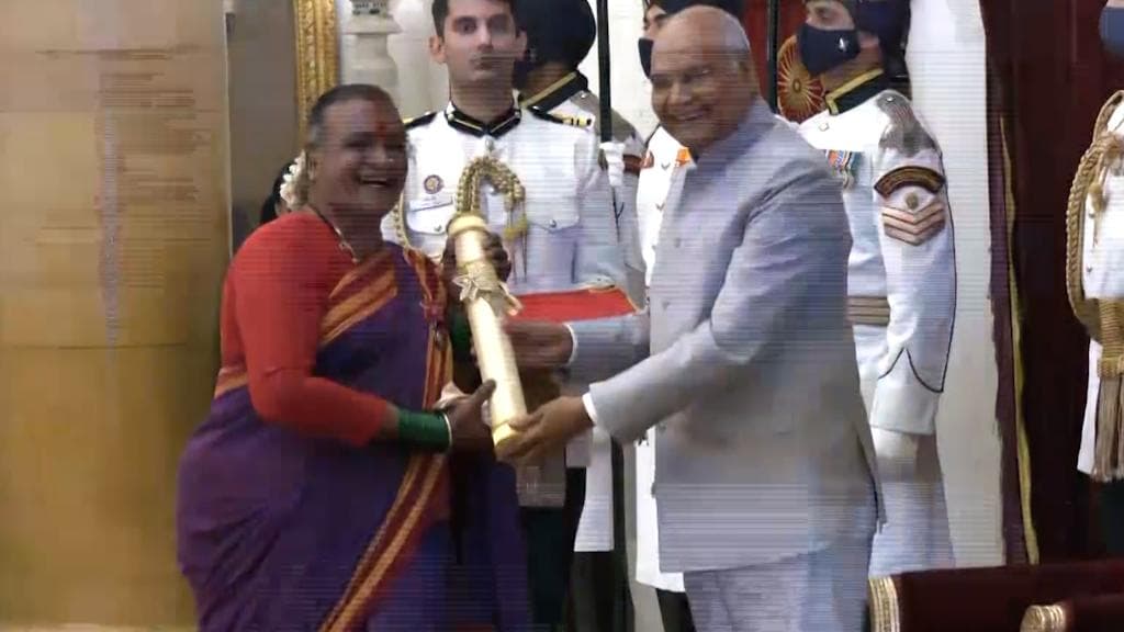 Padma Award: পদ্ম সম্মান নেওয়ার সময় রাষ্ট্রপতিকে আশ্চর্য পদ্ধতিতে শুভেচ্ছা জানালেন এই শিল্পী