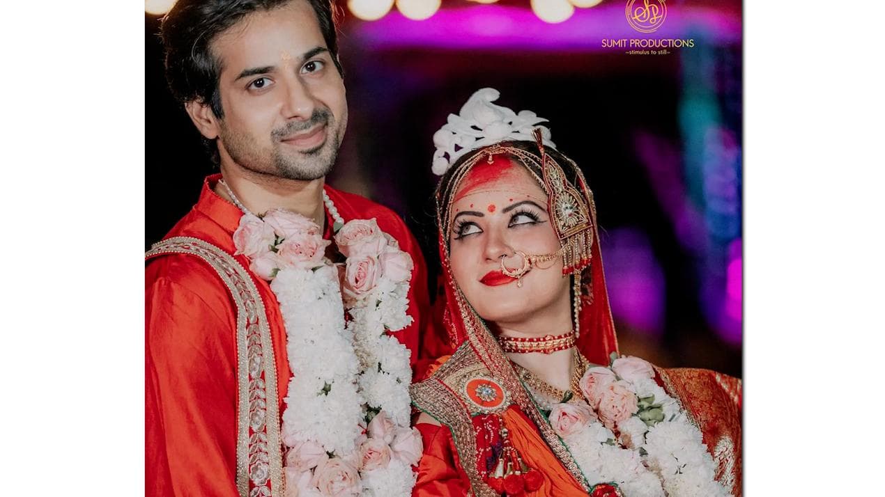 Puja Banerjee's Marriage: টুকটুকে লাল বেনারসি,হাতে শাখা-পলা; কনের সাজে কেমন লাগছে পূজাকে ? প্রকাশ্যে ছবি