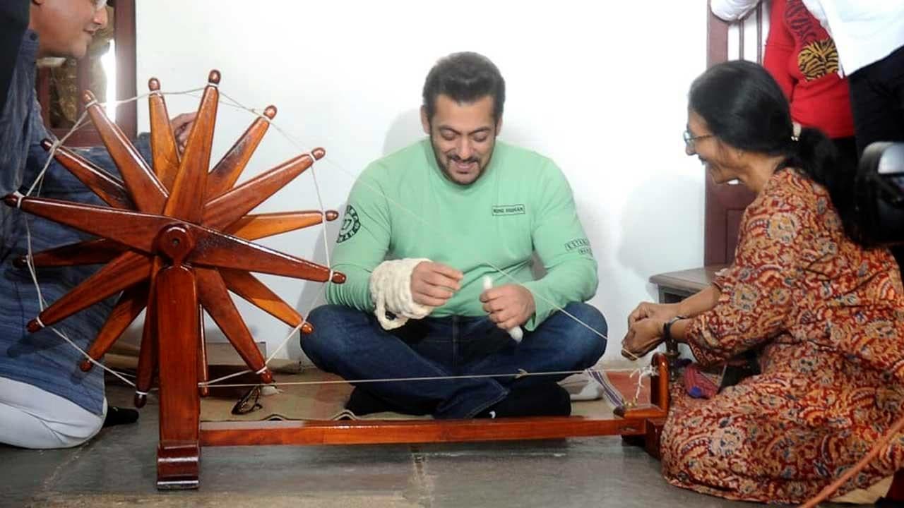 Salman Khan पहुंचे साबरमती आश्रम, बापू का चरखे पर आजमाया हाथ 
