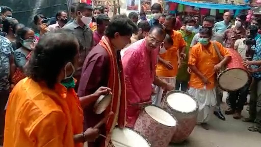 Durga Puja 2021 : সুরুচি সংঘের পুজোয় ঢাক বাজালেন অরূপ বিশ্বাস, সঙ্গী জিৎ ও শিবপ্রসাদ