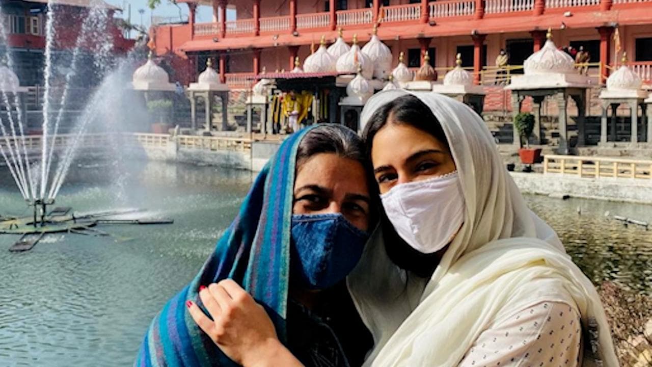 Sara Ali Khan पहुंचीं महाकाल के दरबार, मां अमृता सिंह के साथ लिया बाबा का आशीर्वाद