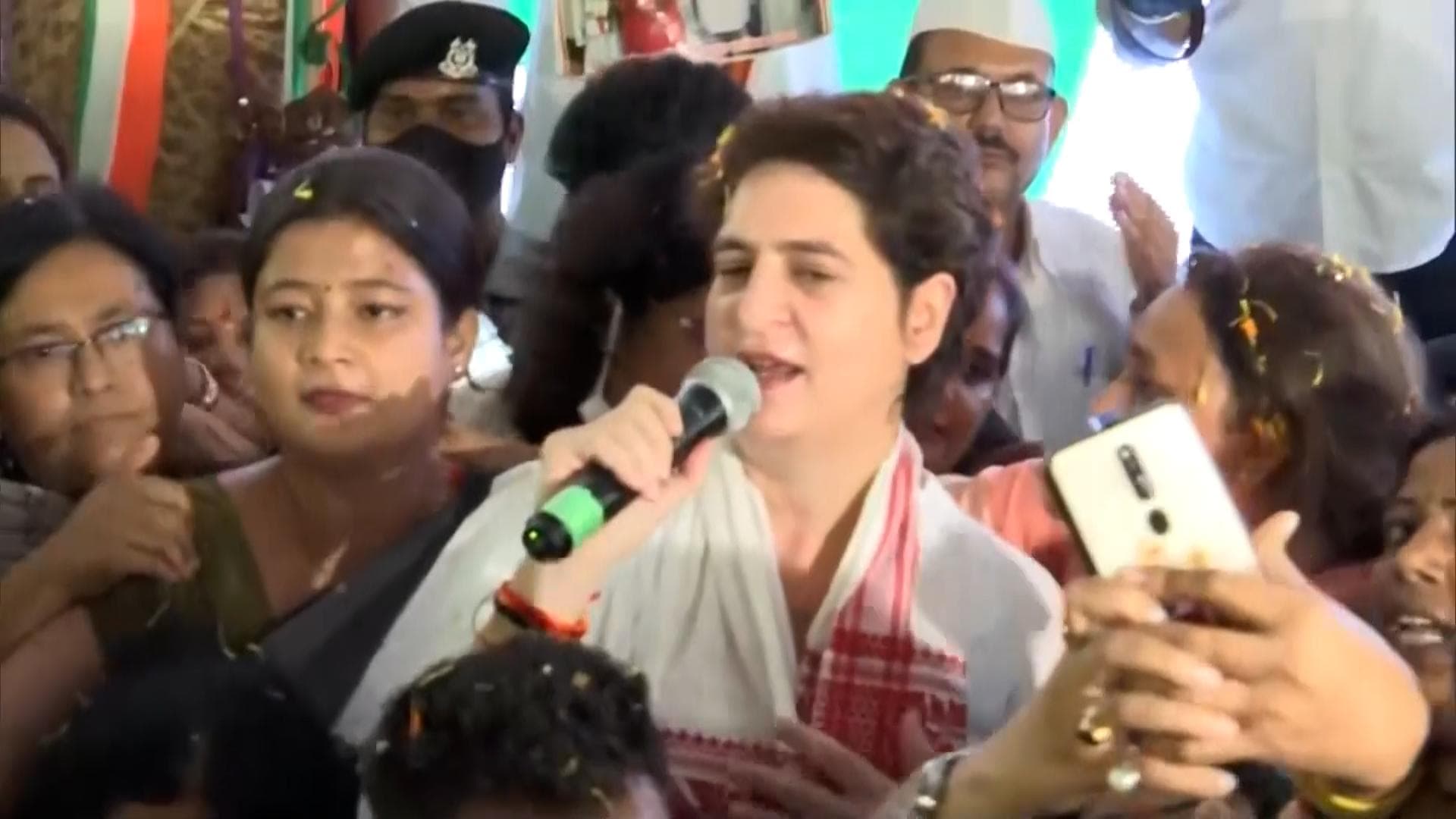 UP चुनाव को लेकर प्रियंका का बड़ा ऐलान- सरकार बनी तो लड़कियों को देंगे स्मार्टफोन और स्कूटी  