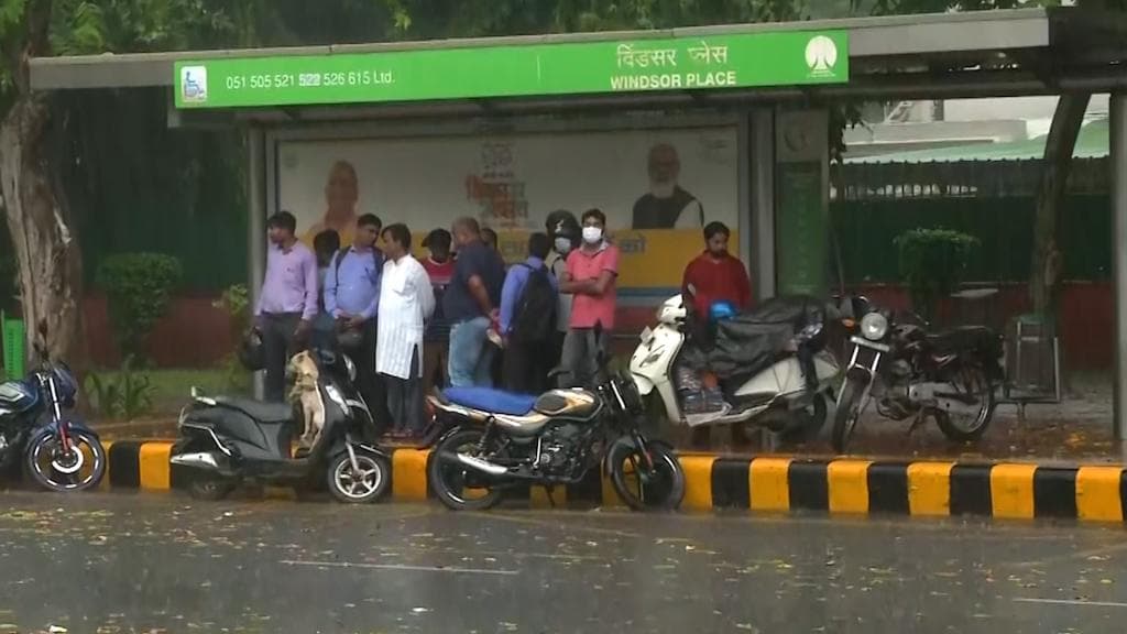 Delhi receives overnight rain, Met dept forecasts moderate to heavy showers for Monday