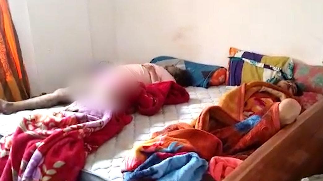 Newtown Death: নিউটাউনে রবিনসনকাণ্ডের ছায়া, ছেলে-মেয়ের পচাগলা মৃতদেহ আগলে মা