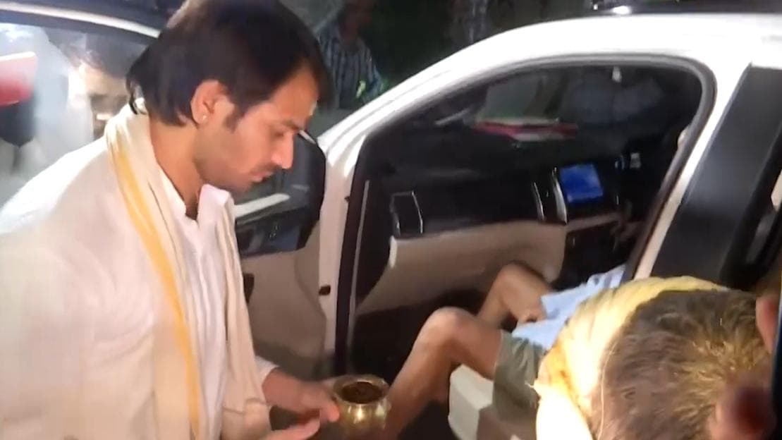 Watch: Tej Pratap washes Lalu Yadav's feet amid high family drama