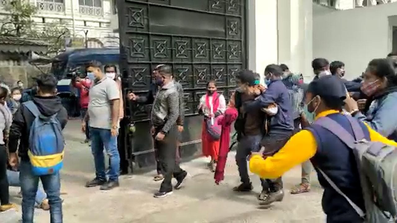 Students protest at C.U : স্নাতকোত্তরে আসন সংখ্যা বাড়ানোর দাবিতে কলকাতা বিশ্ববিদ্যালয়ে পড়ুয়াদের বিক্ষোভ