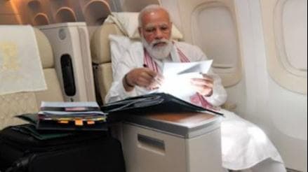 US सफर के दौरान PM मोदी ने शेयर की एक फोटो, लिखा- लंबी उड़ान का मतलब पेपर्स और कुछ फाइल वर्क