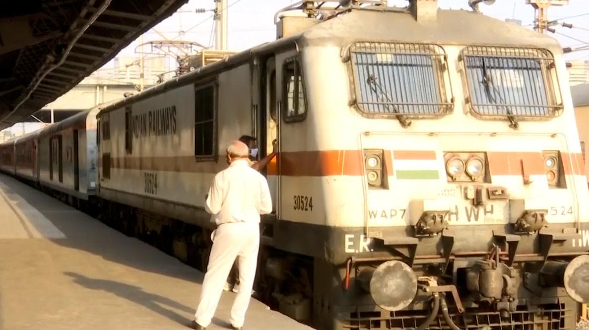 West Bengal Cyclone: ঘূর্ণিঝড়ের আশঙ্কায় হাওড়া থেকে বাতিল একাধিক দূরপাল্লার ট্রেন