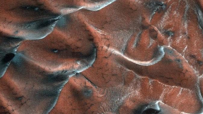 NASA releases stunning image of Mars' frosty dunes 