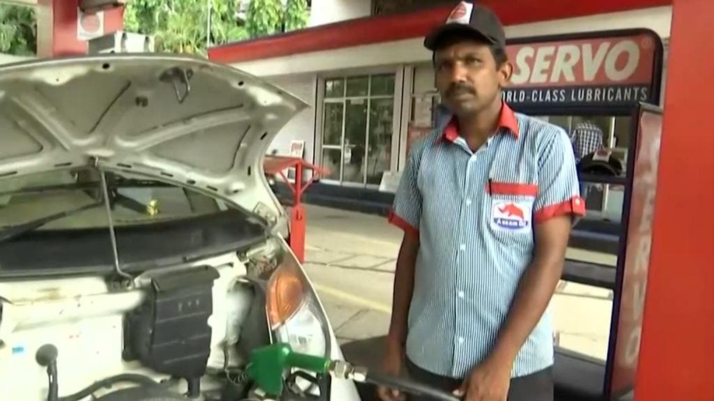 Petro price hike: ফের নাভিশ্বাস মধ্যবিত্তের। লাফিয়ে বাড়ল পেট্রোলের দাম, পাল্লা দিচ্ছে ডিজেলও