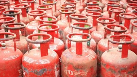 LPG Gas Cylinder Price: होली से पहले आम आदमी को महंगाई की मार! 50 रुपए बढ़े LPG सिलेंडर के दाम 