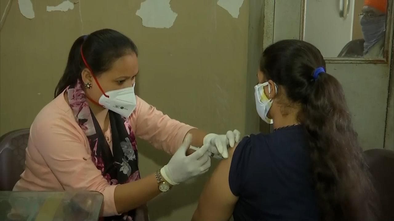 Omicron की भारत में एंट्री से डरने की जरूरत नहीं, स्वास्थ्य मंत्रालय ने कहा एहतियात बरतें