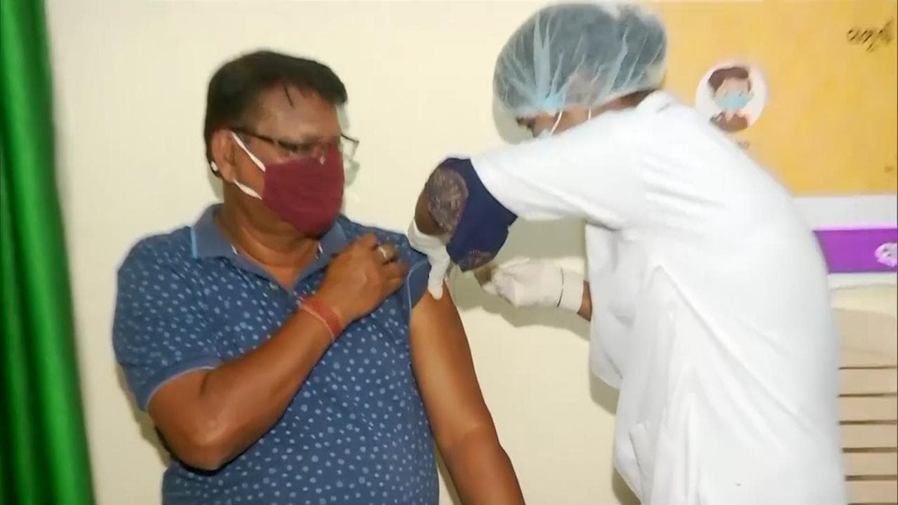 Covid Vaccination: गांधी जयंती पर बड़ी उपलब्धि, देश में वैक्सीनेशन का आंकड़ा 90 करोड़ पार